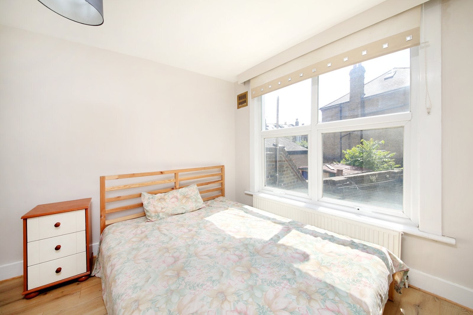 Flat Lavender Hill in Greater London