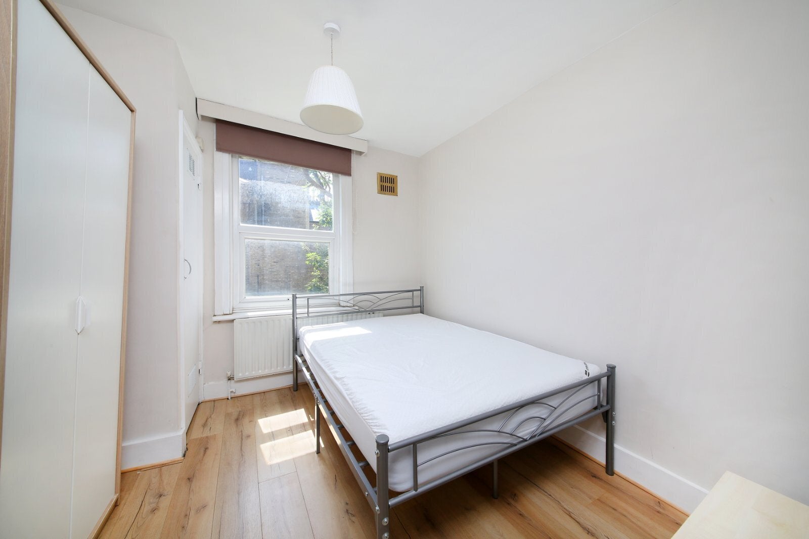 Flat Lavender Hill in Greater London