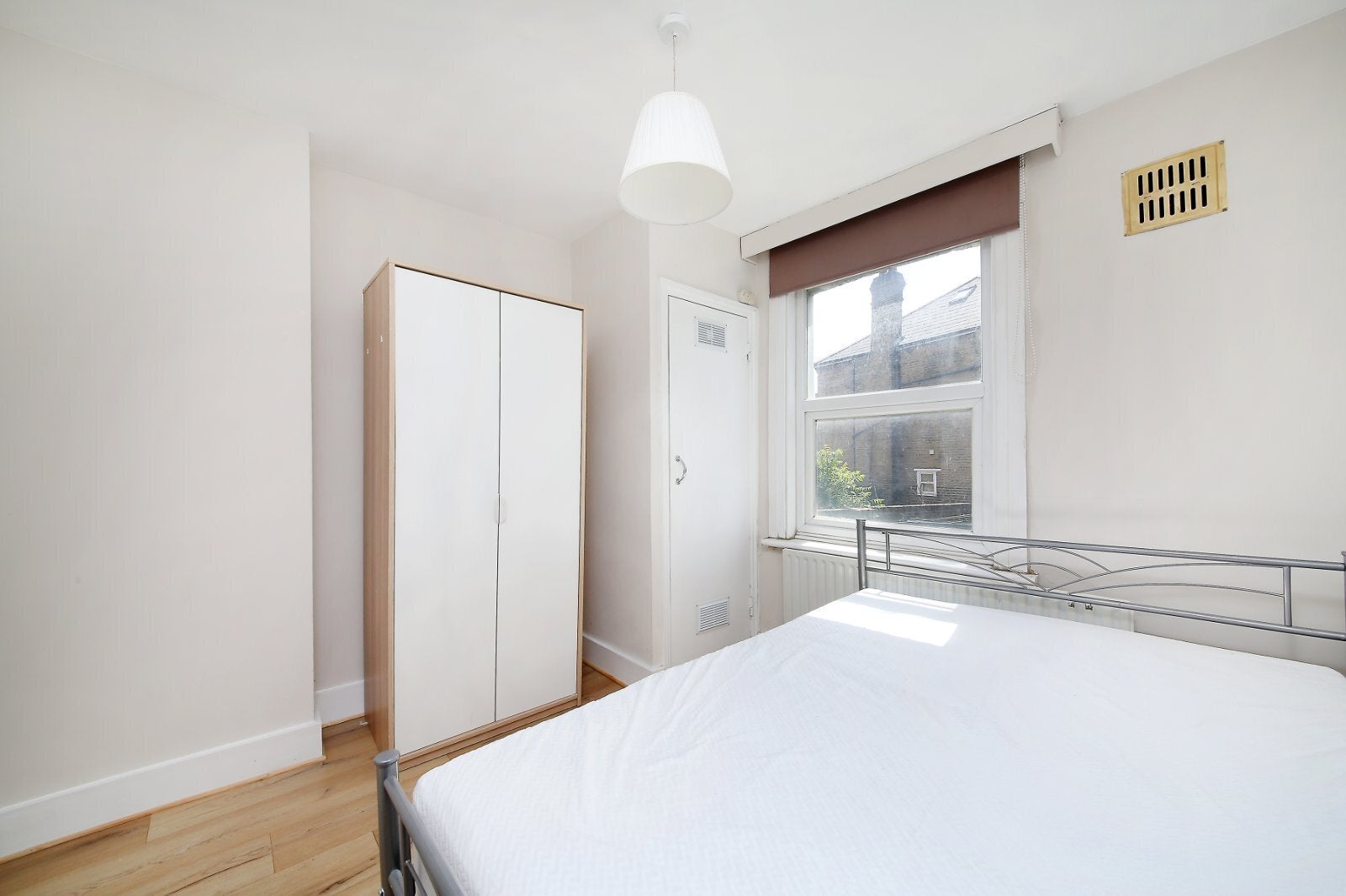 Flat Lavender Hill in Greater London