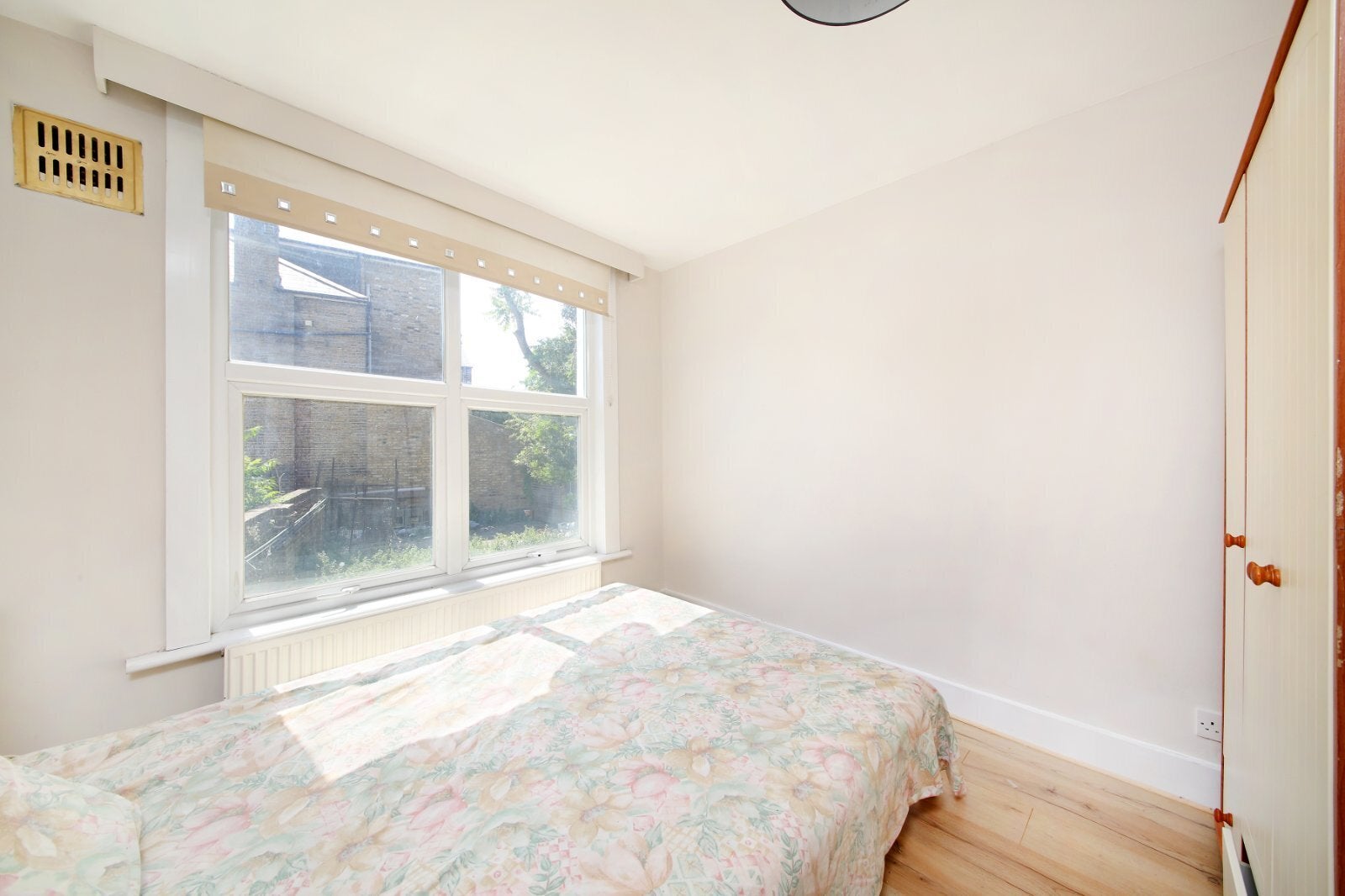 Flat Lavender Hill in Greater London