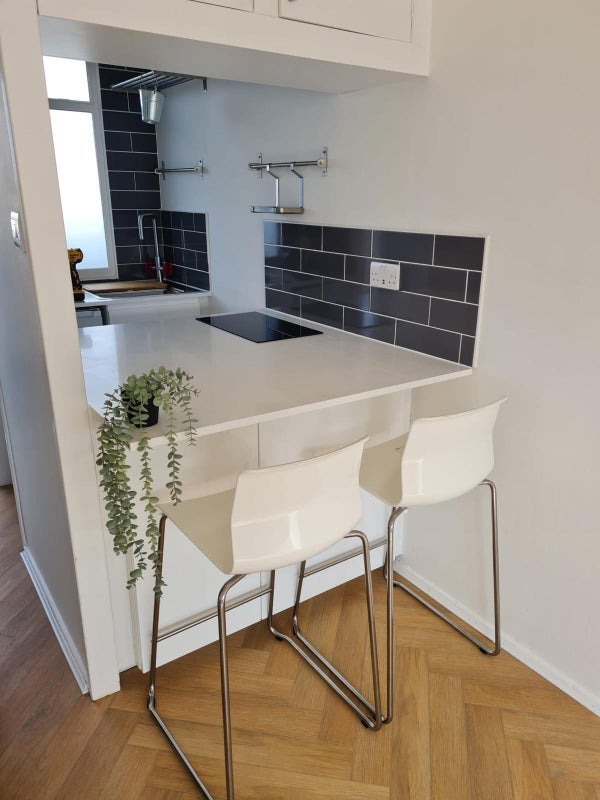 Flat Pullman Court in Greater London
