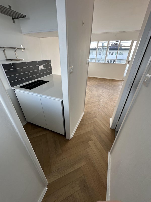 Flat Pullman Court in Greater London