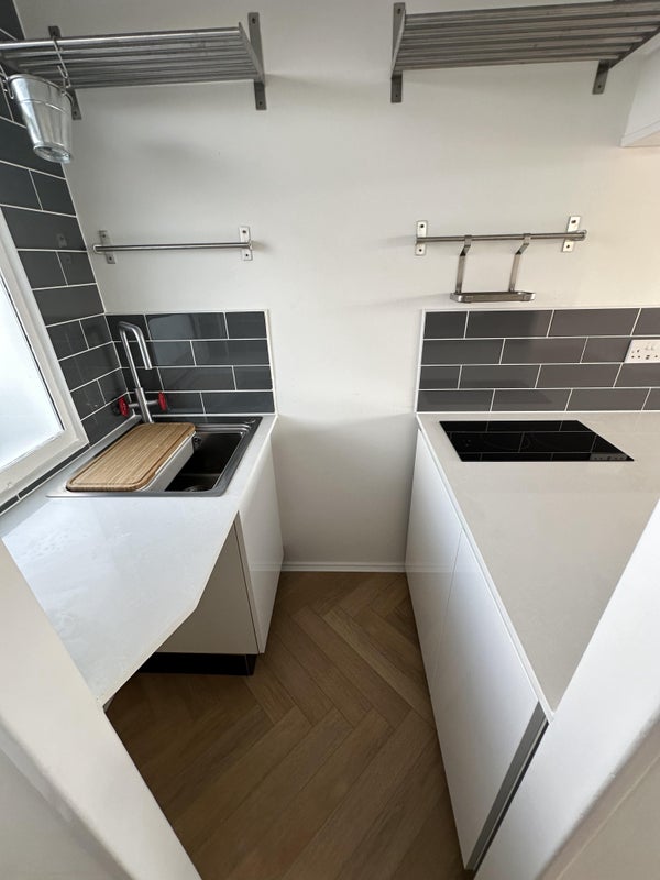 Flat Pullman Court in Greater London