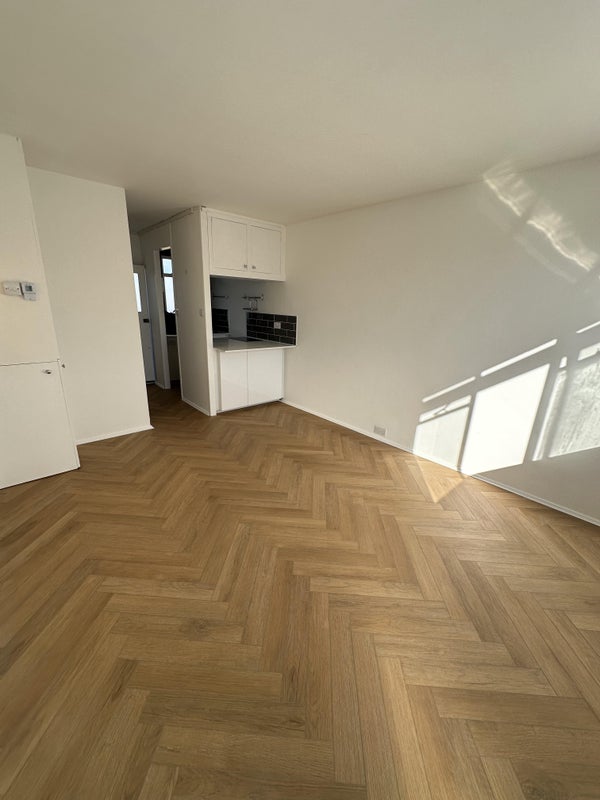 Flat Pullman Court in Greater London