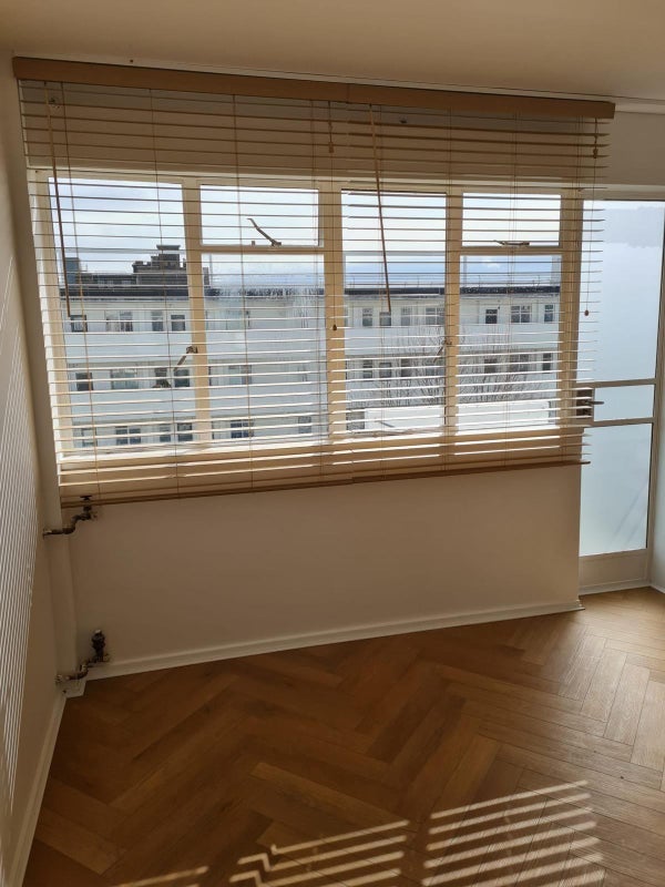 Flat Pullman Court in Greater London
