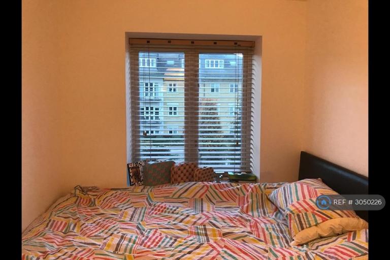 Flat Park Lodge Avenue in Greater London