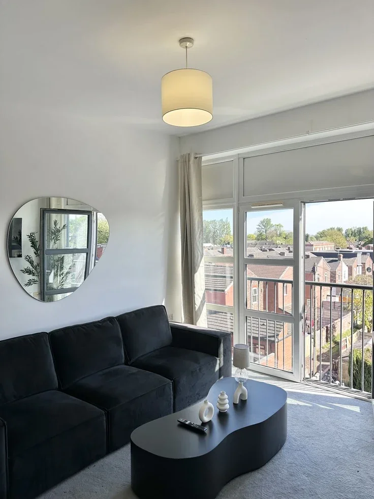 Flat Hampden Grove in Salford