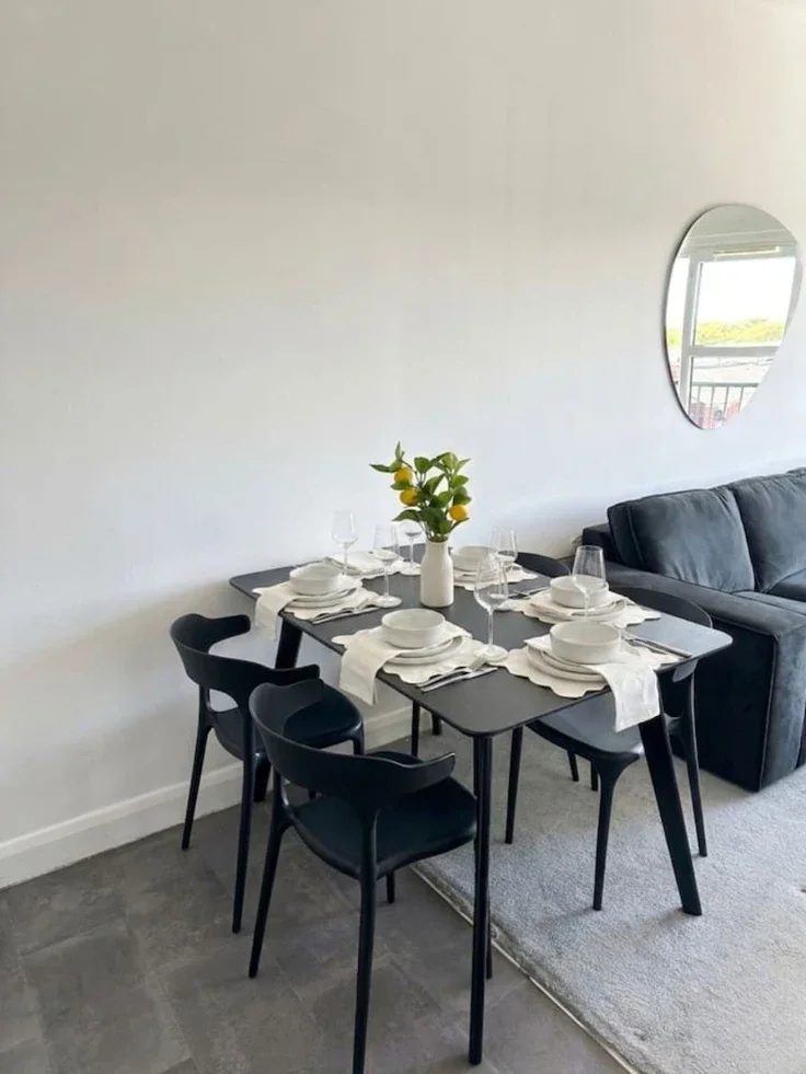 Flat Hampden Grove in Salford