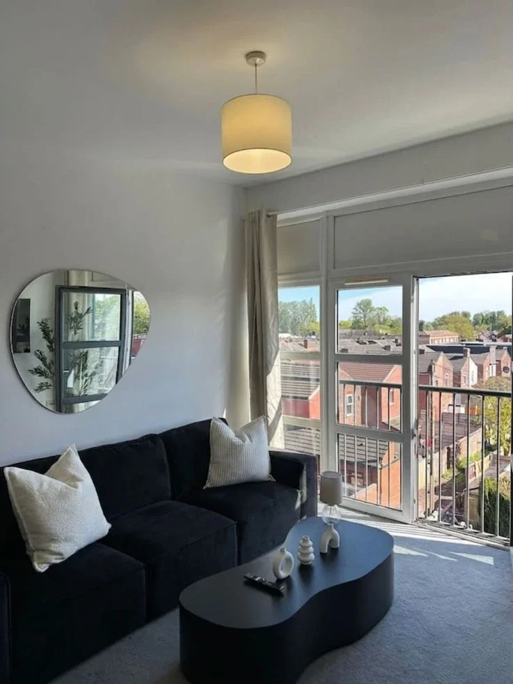 Flat Hampden Grove in Salford