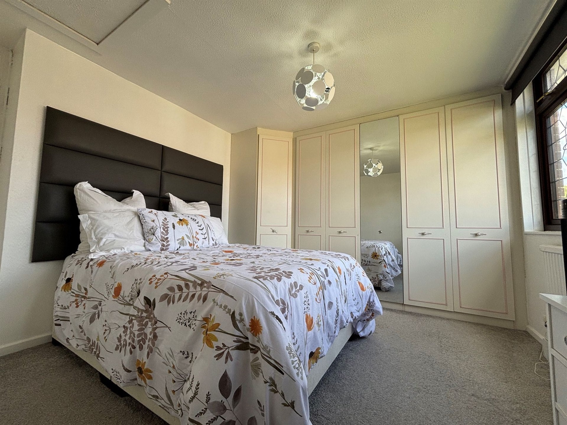 House Dykewood Close in Dartford