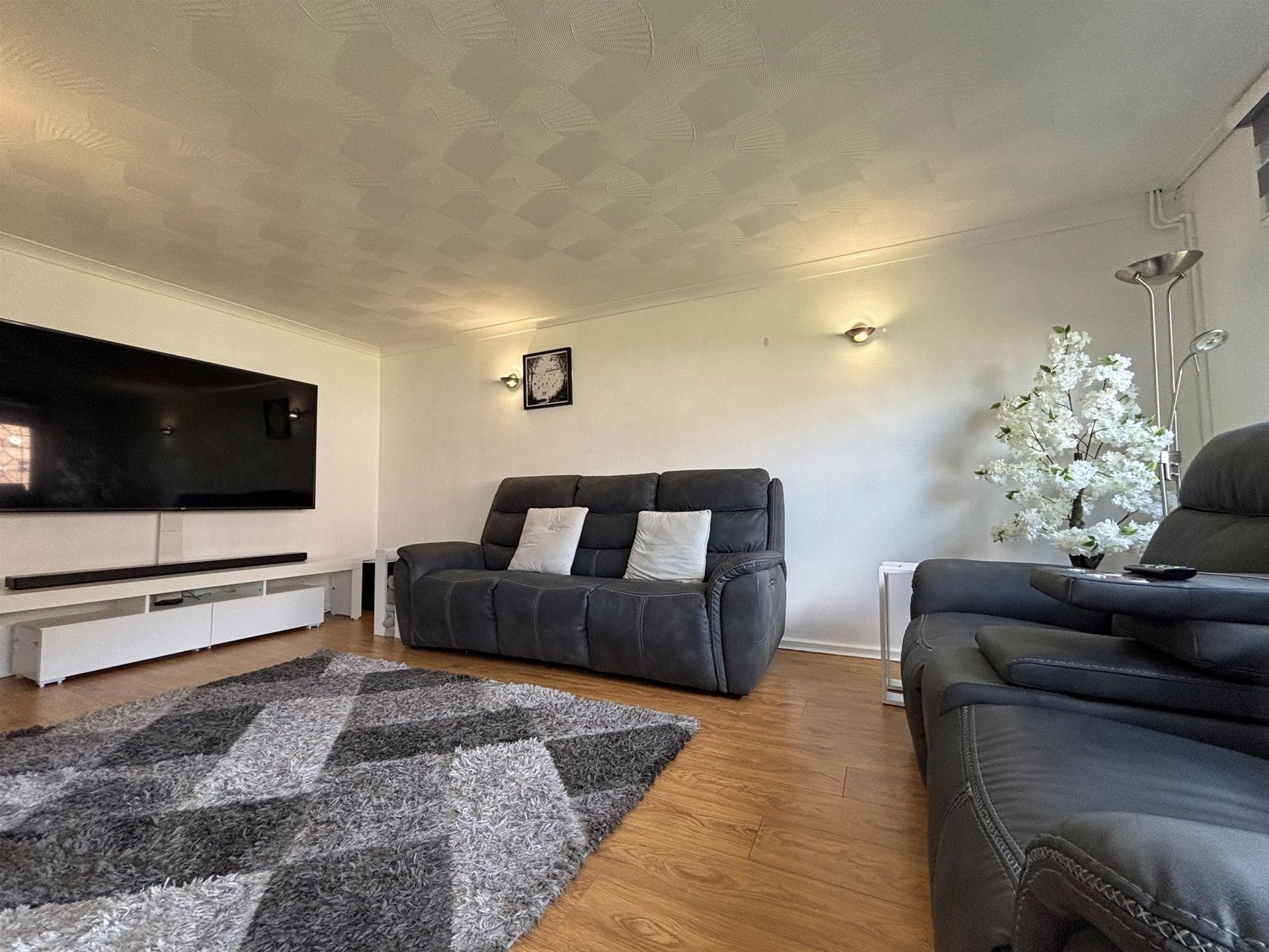 House Dykewood Close in Dartford