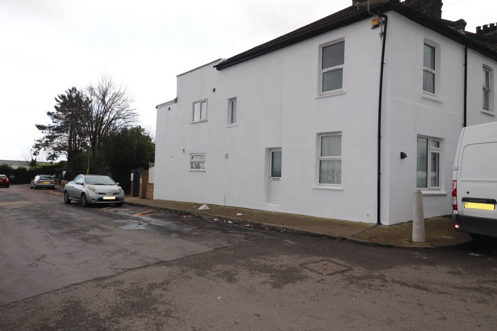 House New Road in Gravesham