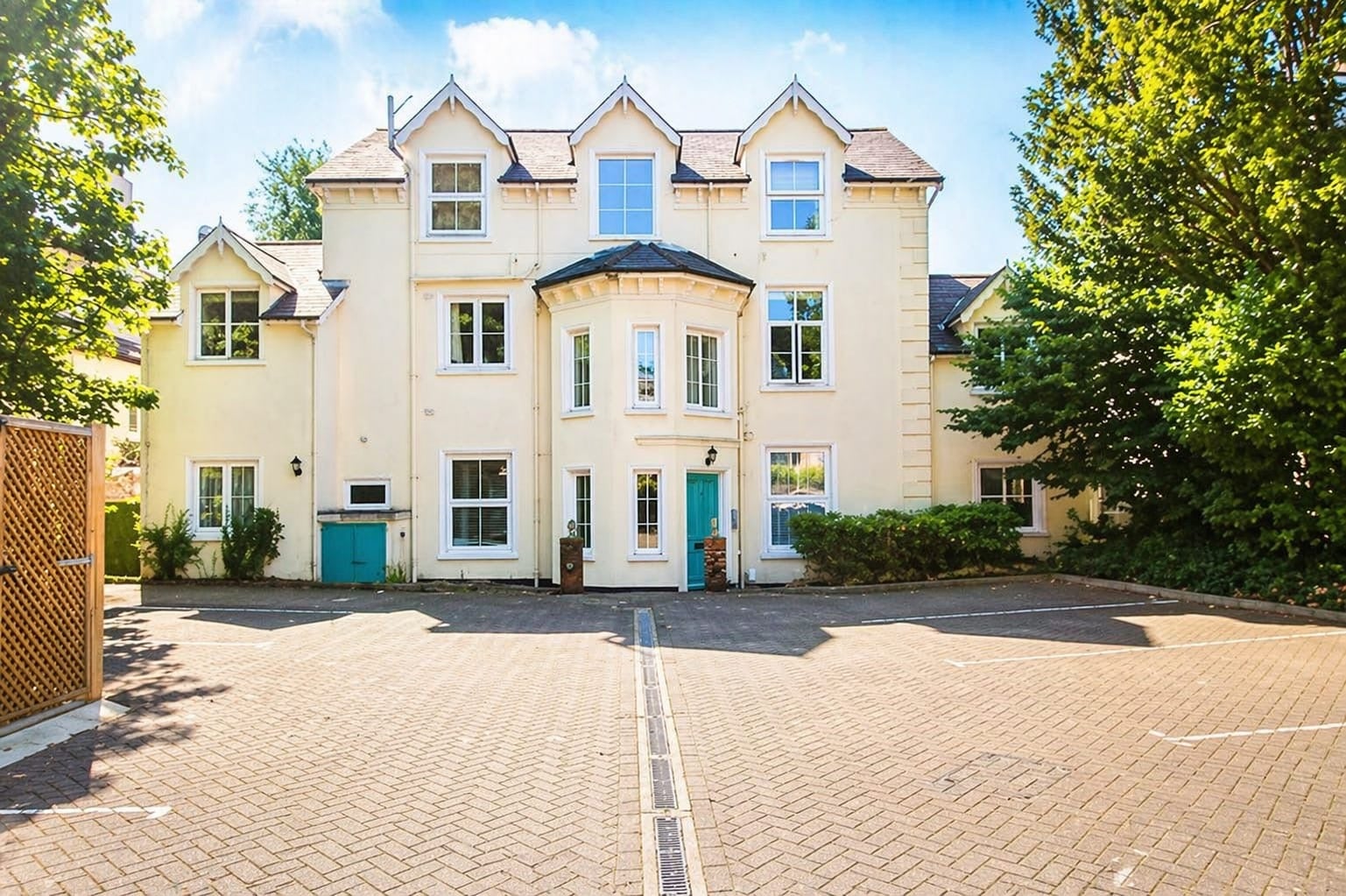 Flat Linkfield Lane in Reigate and Banstead