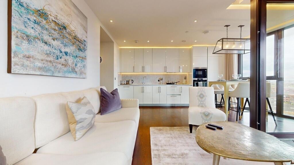 Flat Ponton Road in Greater London