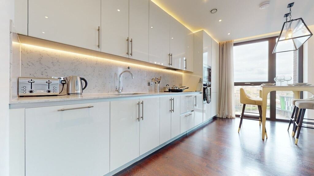 Flat Ponton Road in Greater London