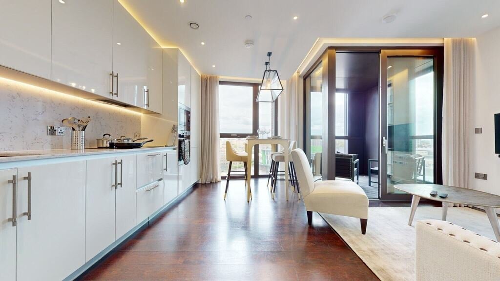Flat Ponton Road in Greater London