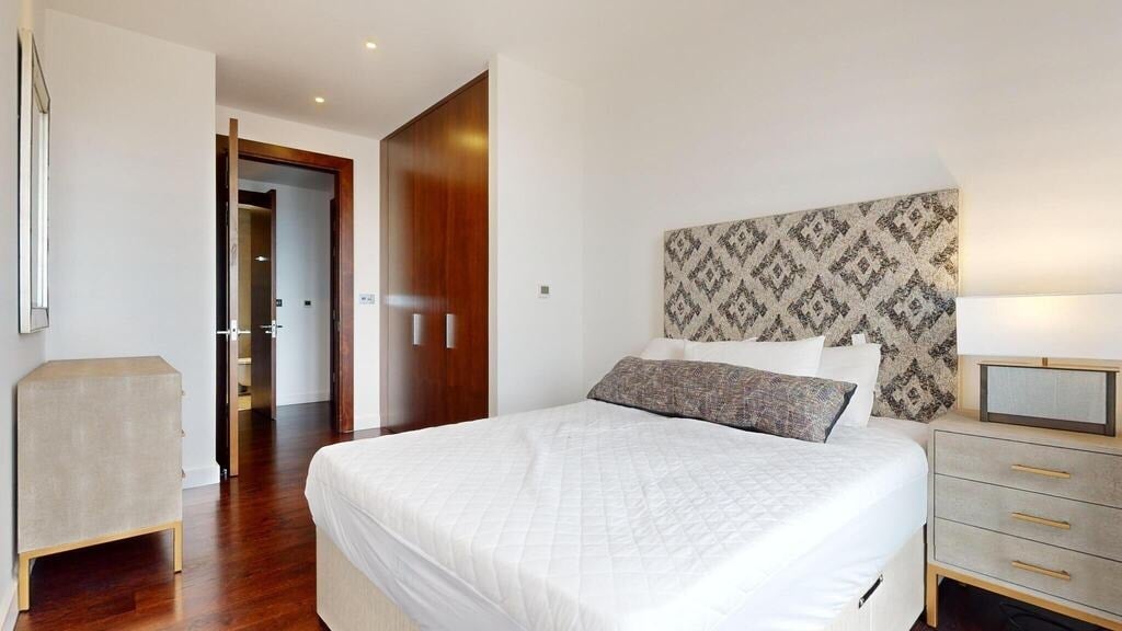 Flat Ponton Road in Greater London