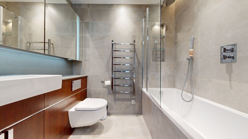 Flat Ponton Road in Greater London