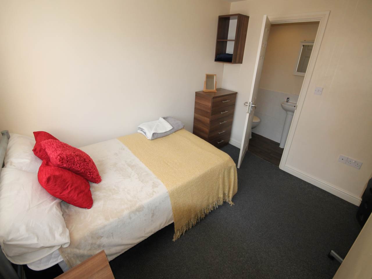 Room Ashbourne Road in Derby