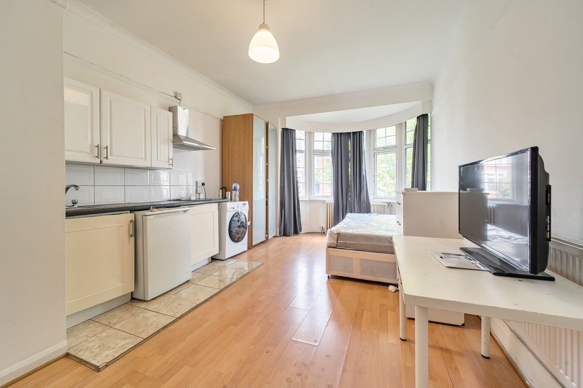 Flat Finchley Road in Greater London