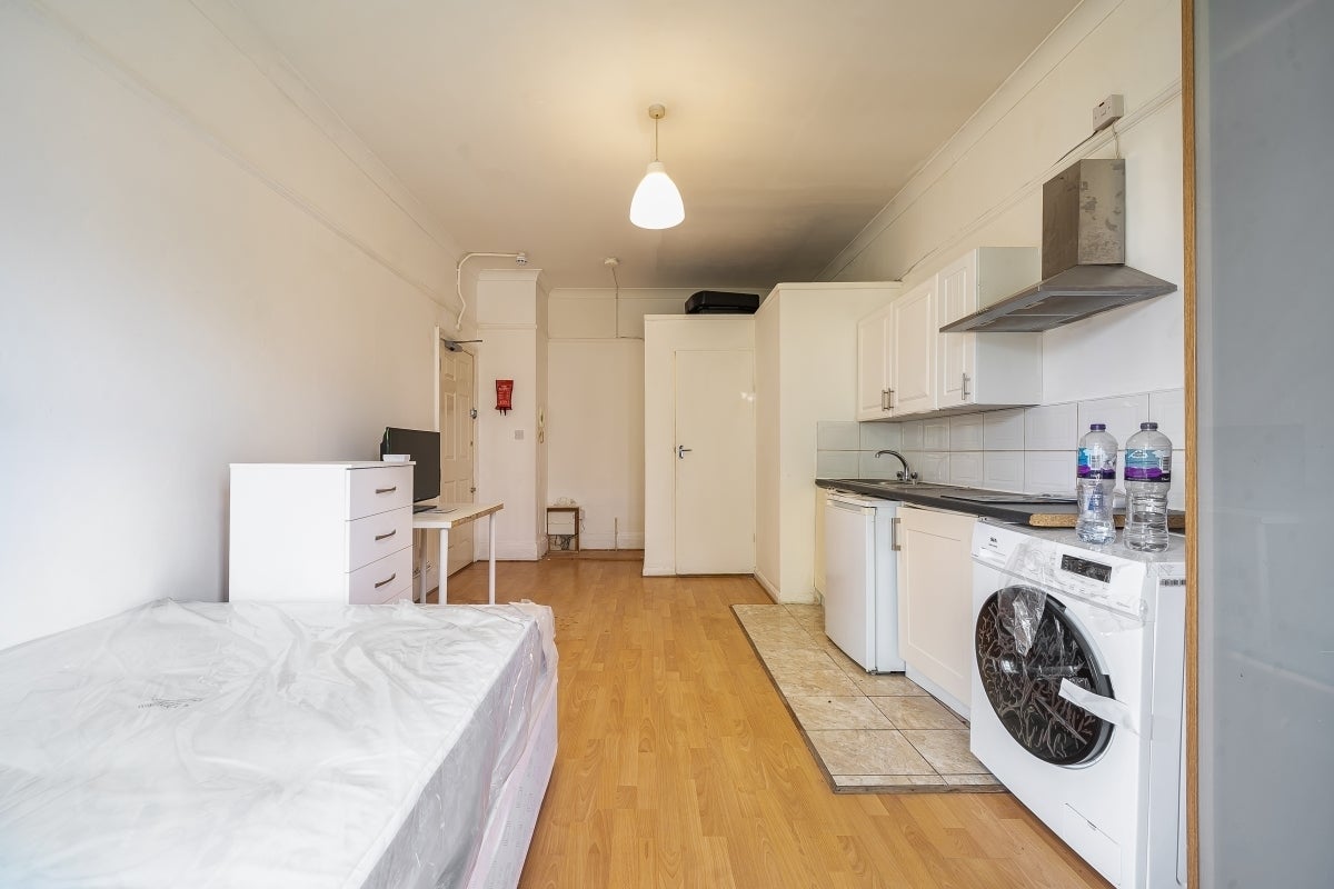 Flat Finchley Road in Greater London