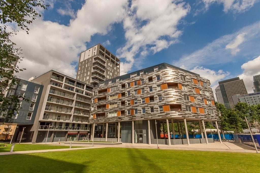 Flat Lightermans Road in Greater London