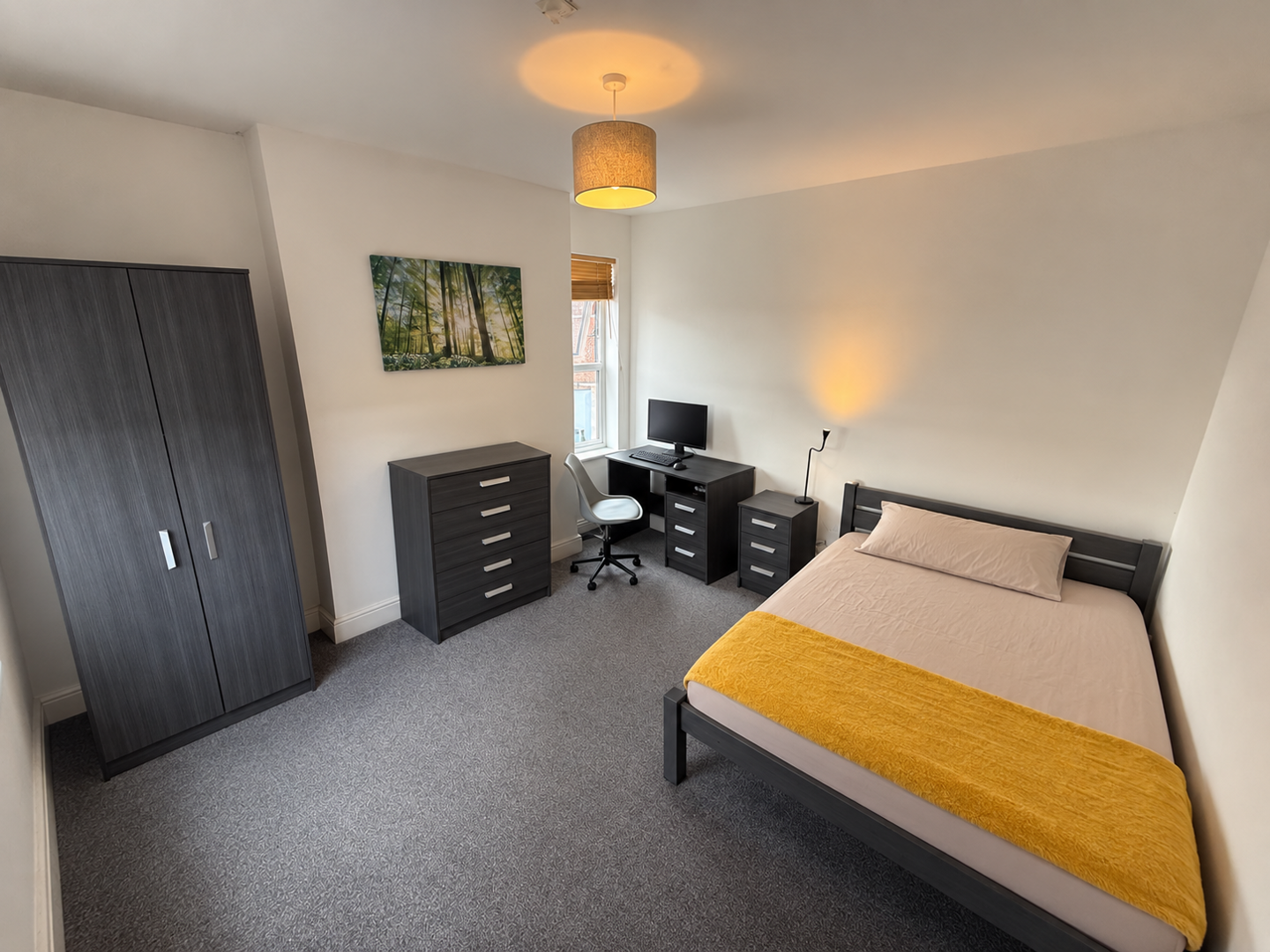 Room Church Drive in Nottingham