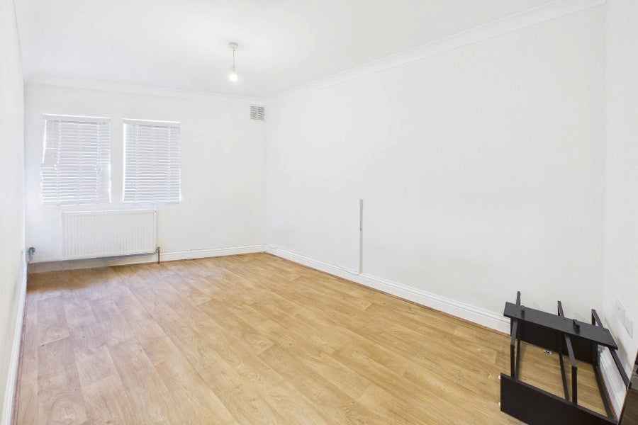 Flat Farnborough Road in Rushmoor
