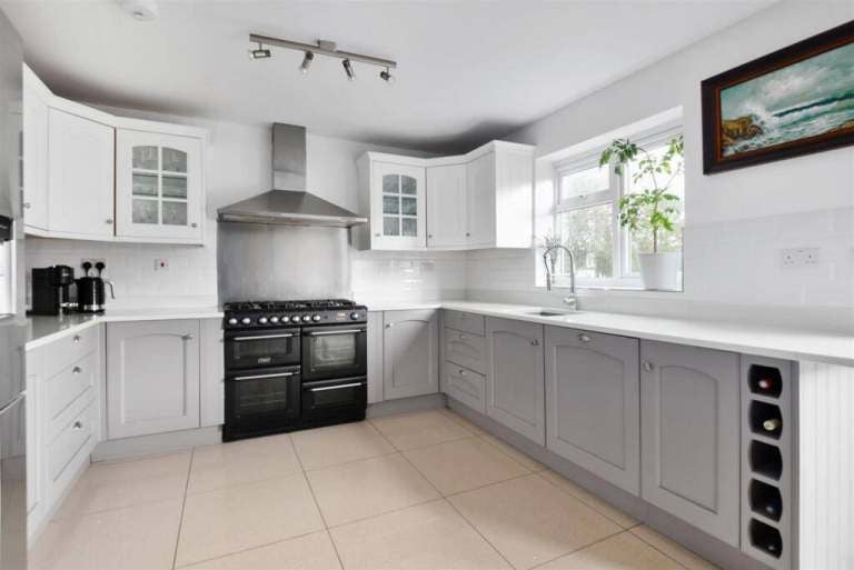 Flat Frith Road in Greater London
