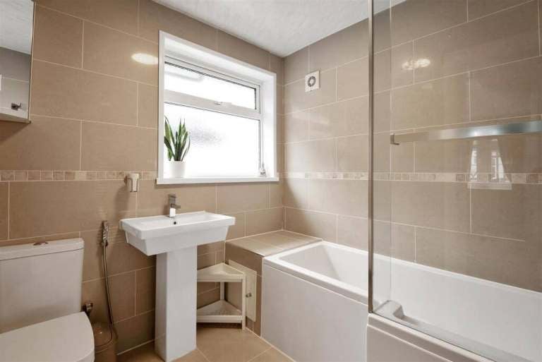 Flat Frith Road in Greater London