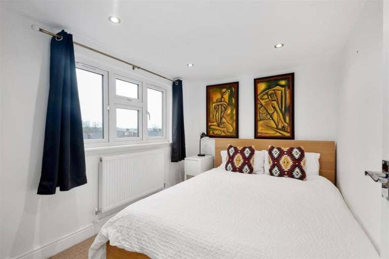 Flat Frith Road in Greater London