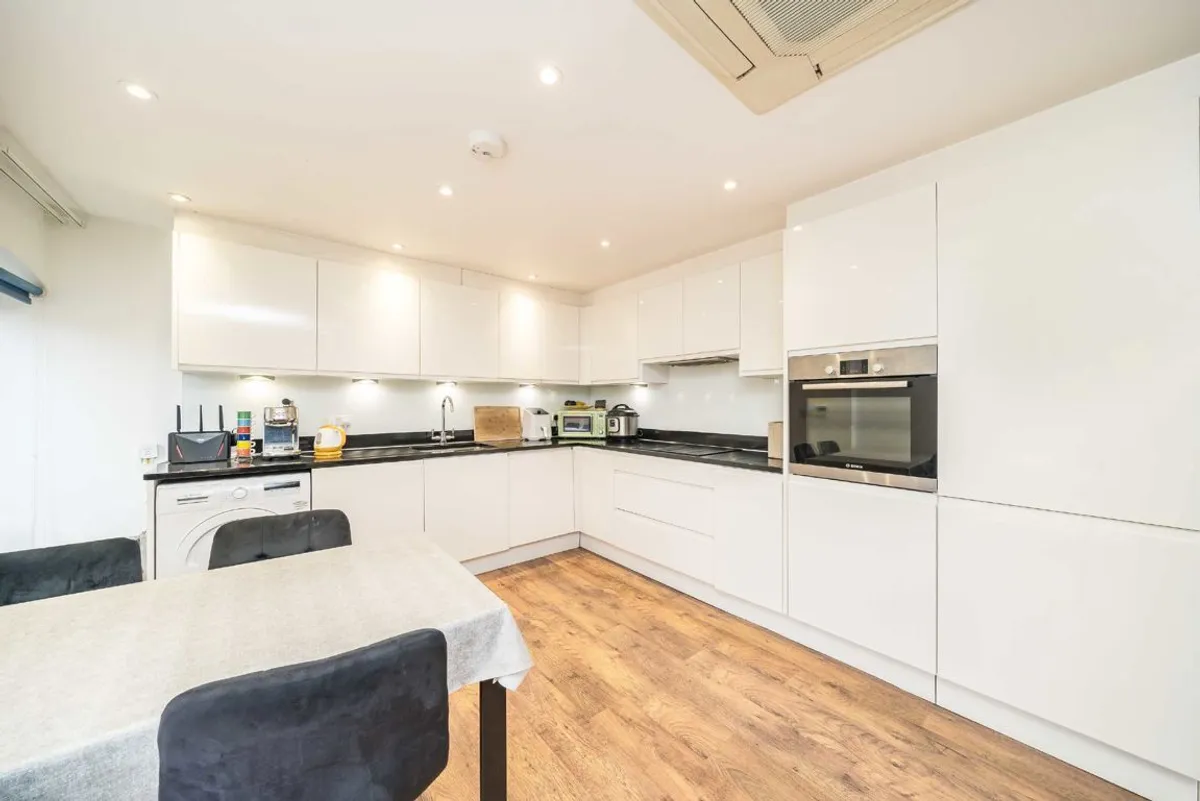 Flat Salisbury Road in Greater London