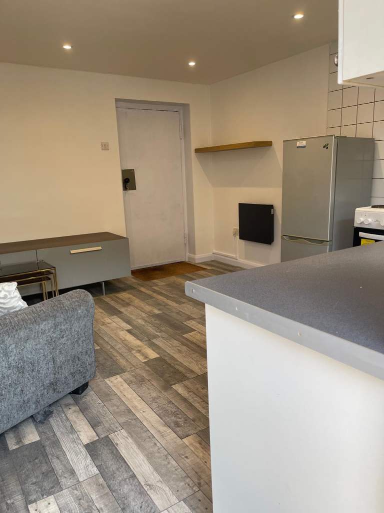Room Charlton Road in Greater London