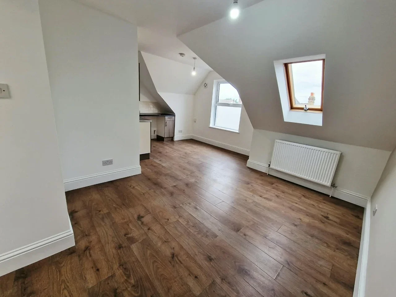 Flat Norbury Court Road in Greater London