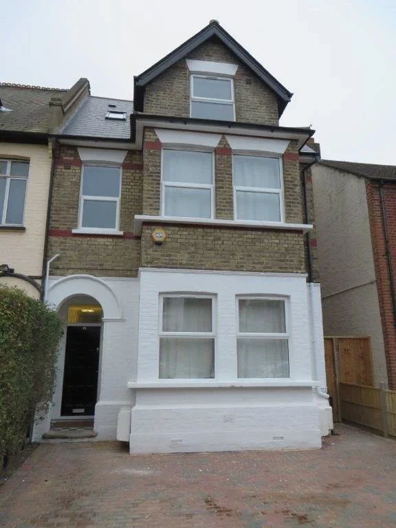 Flat Norbury Court Road in Greater London