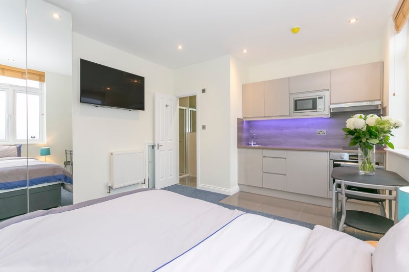 Flat Friary Road in Greater London