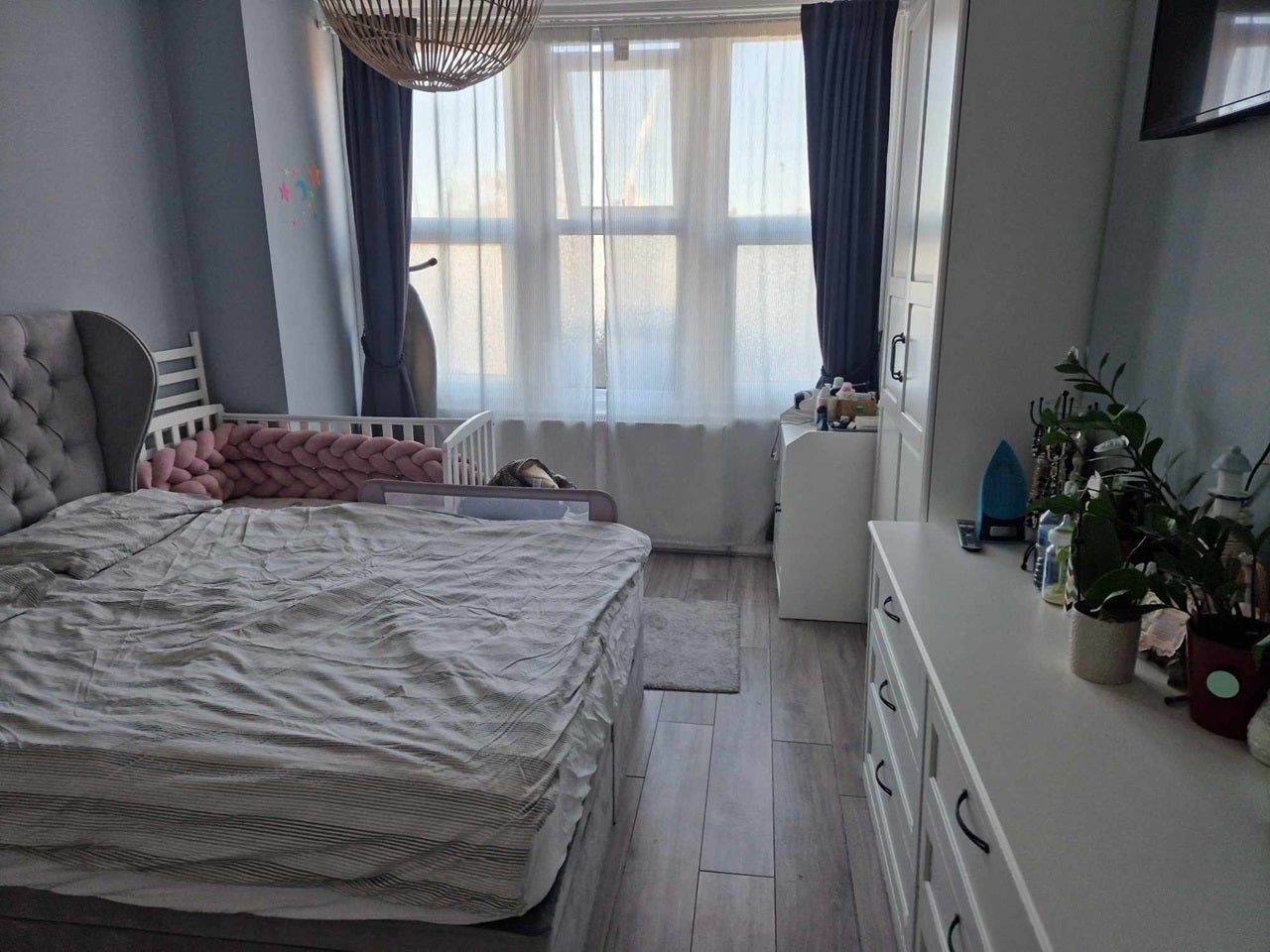 Flat Greenhill Way in Greater London
