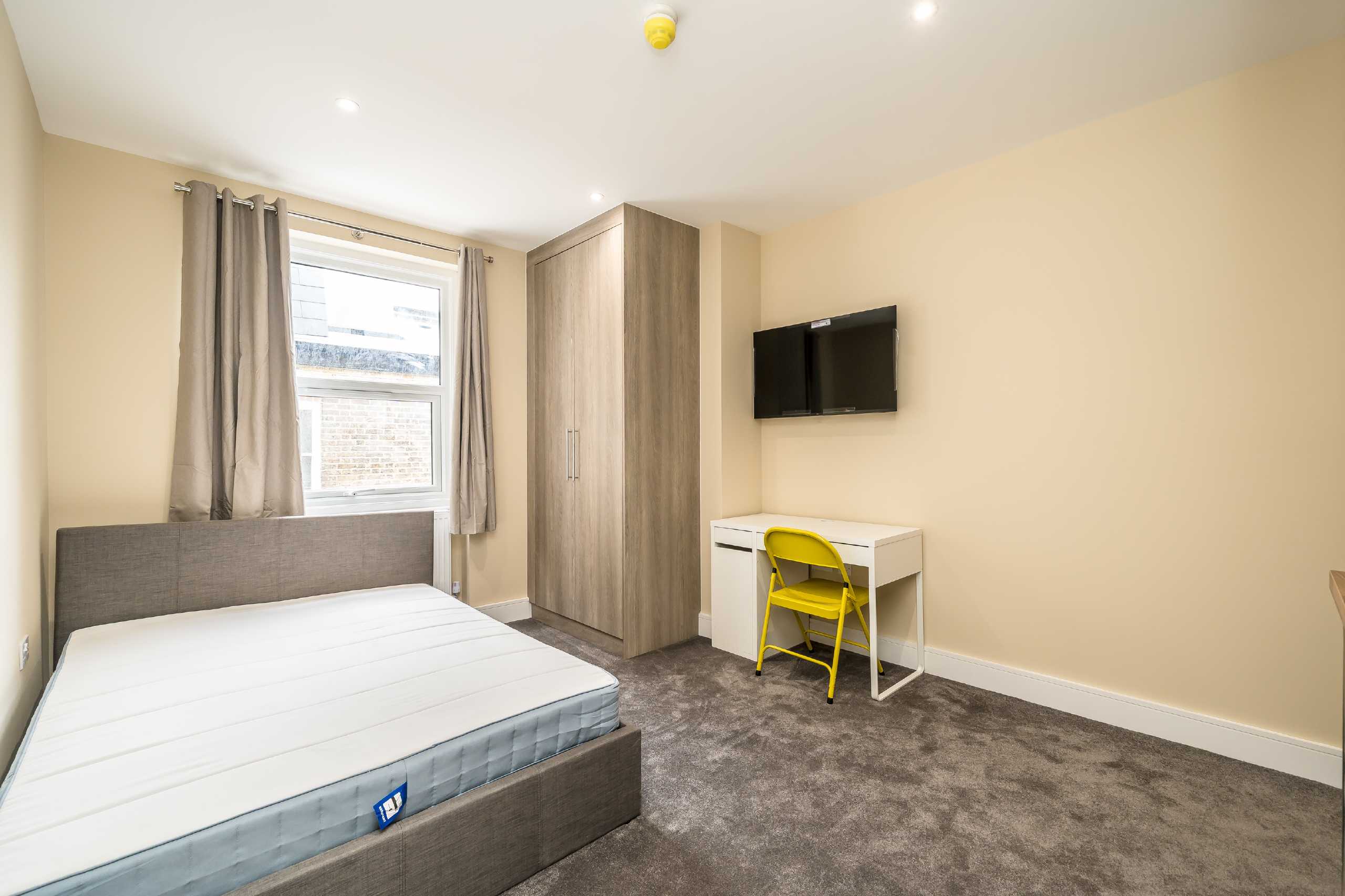 Room Fulham Palace Road in Greater London