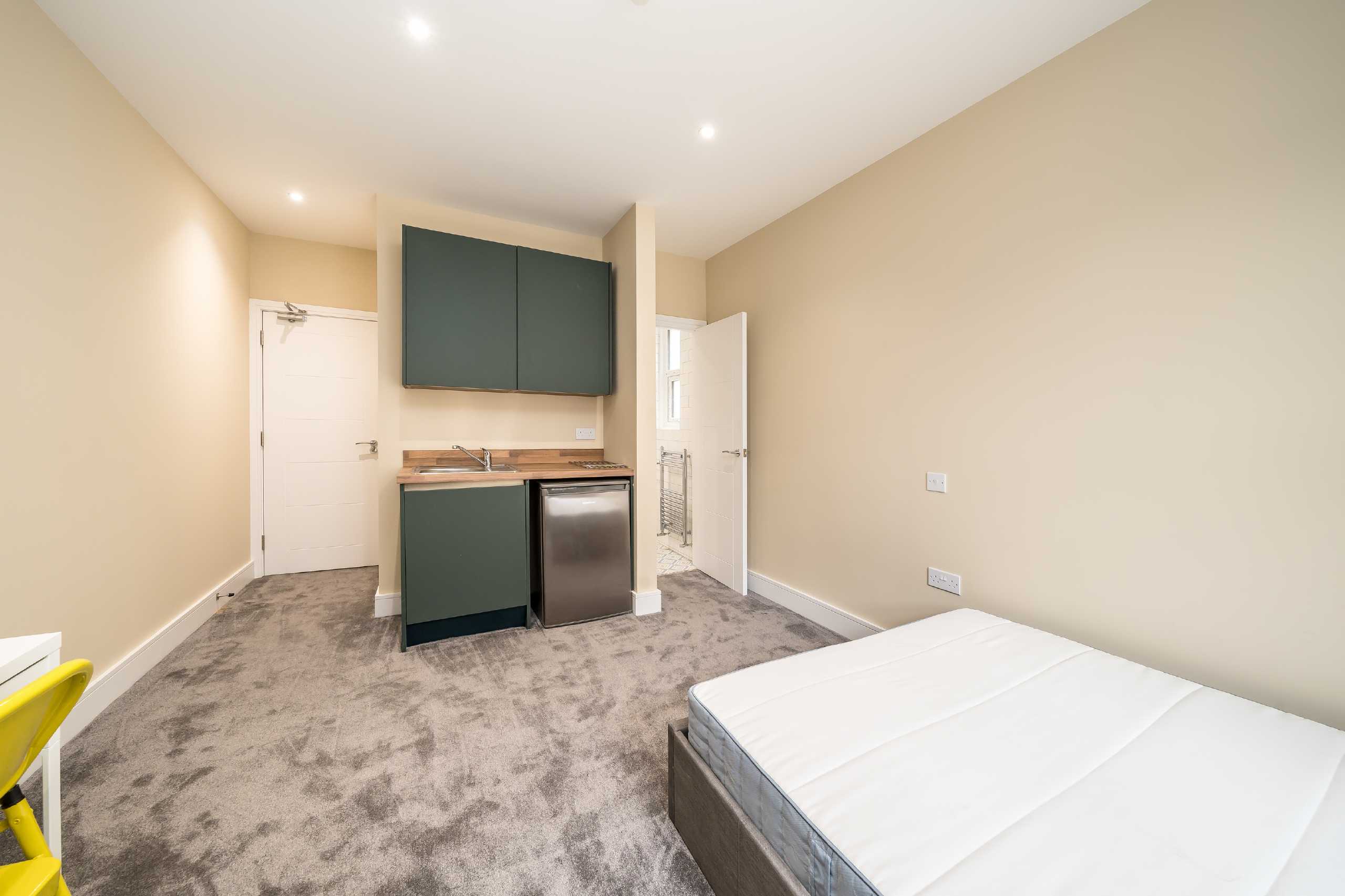 Room Fulham Palace Road in Greater London