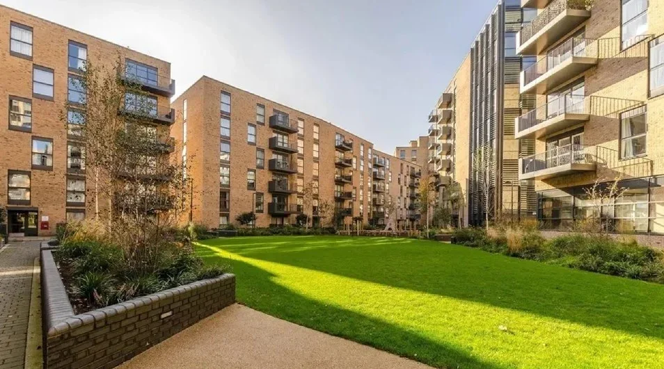 Flat St John's Road in Greater London