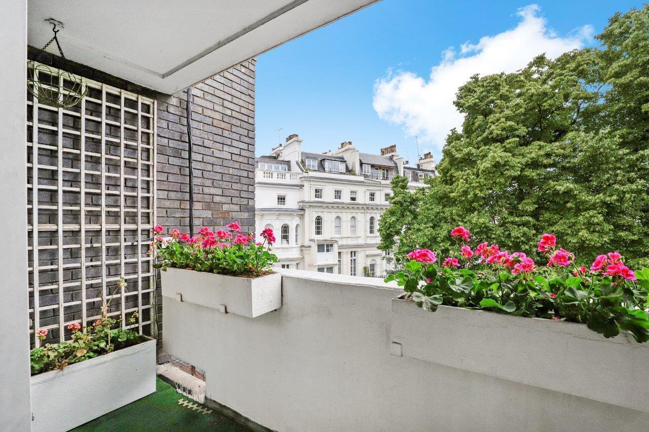 Flat Kensington Park Road in Greater London