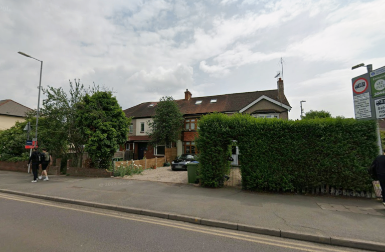 Flat Vale Road North in Greater London