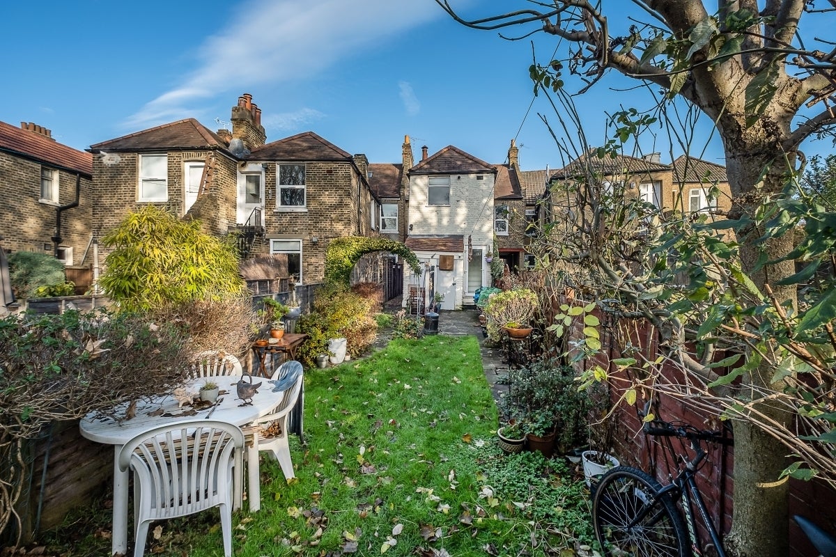 Flat Radbourne Road in Greater London