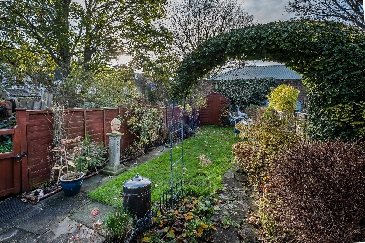 Flat Radbourne Road in Greater London