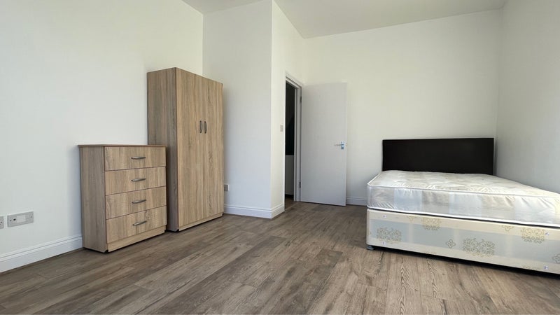 Room Station Road in Greater London