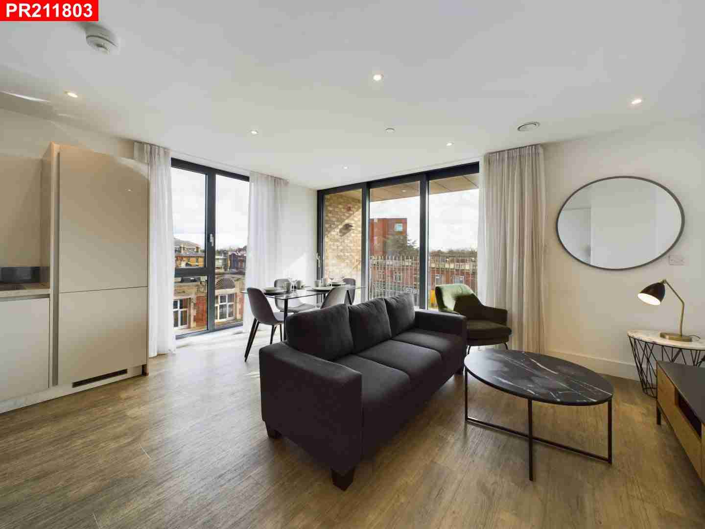 Flat Fairfield Avenue in Staines-upon-Thames