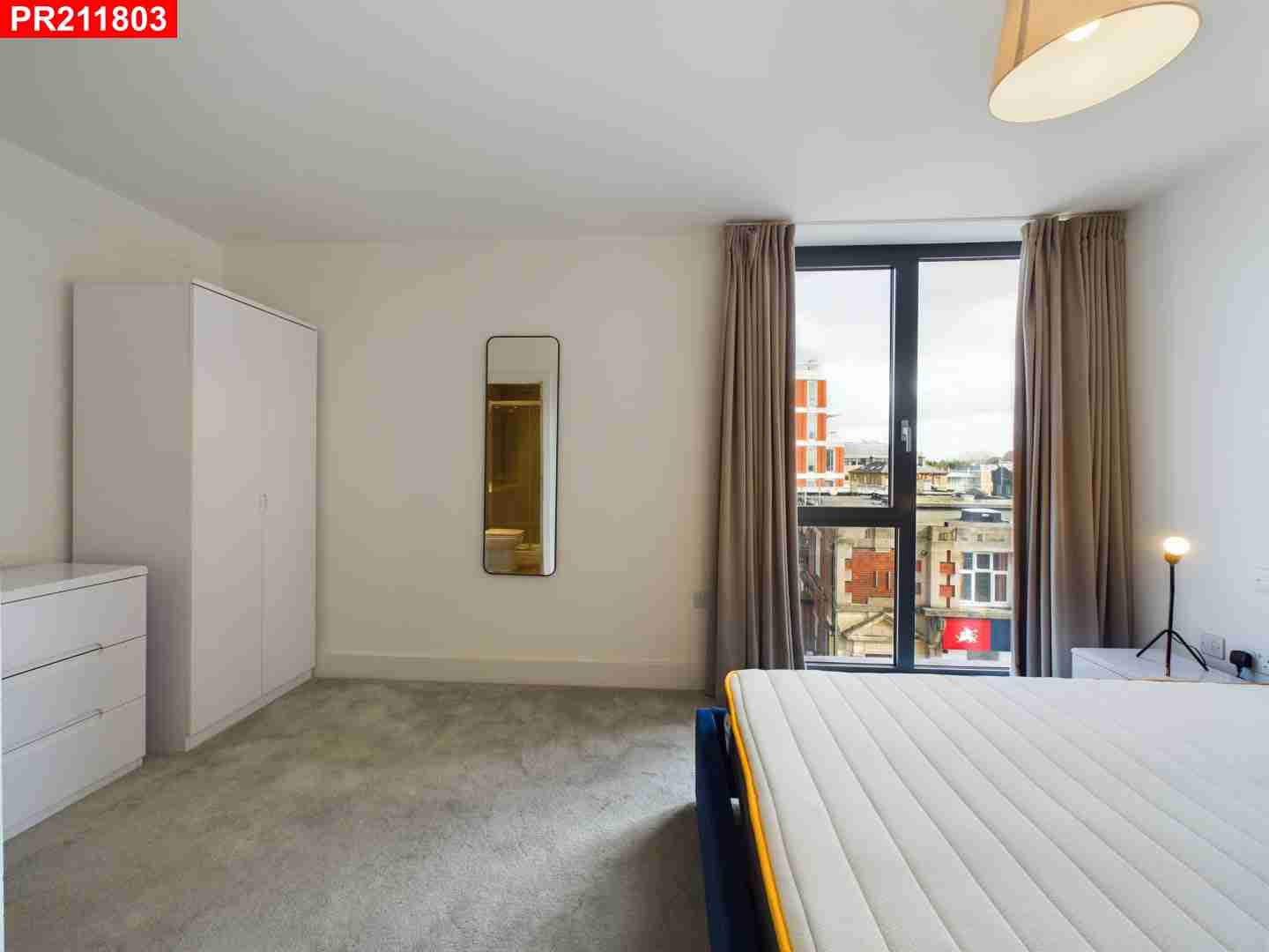 Flat Fairfield Avenue in Staines-upon-Thames