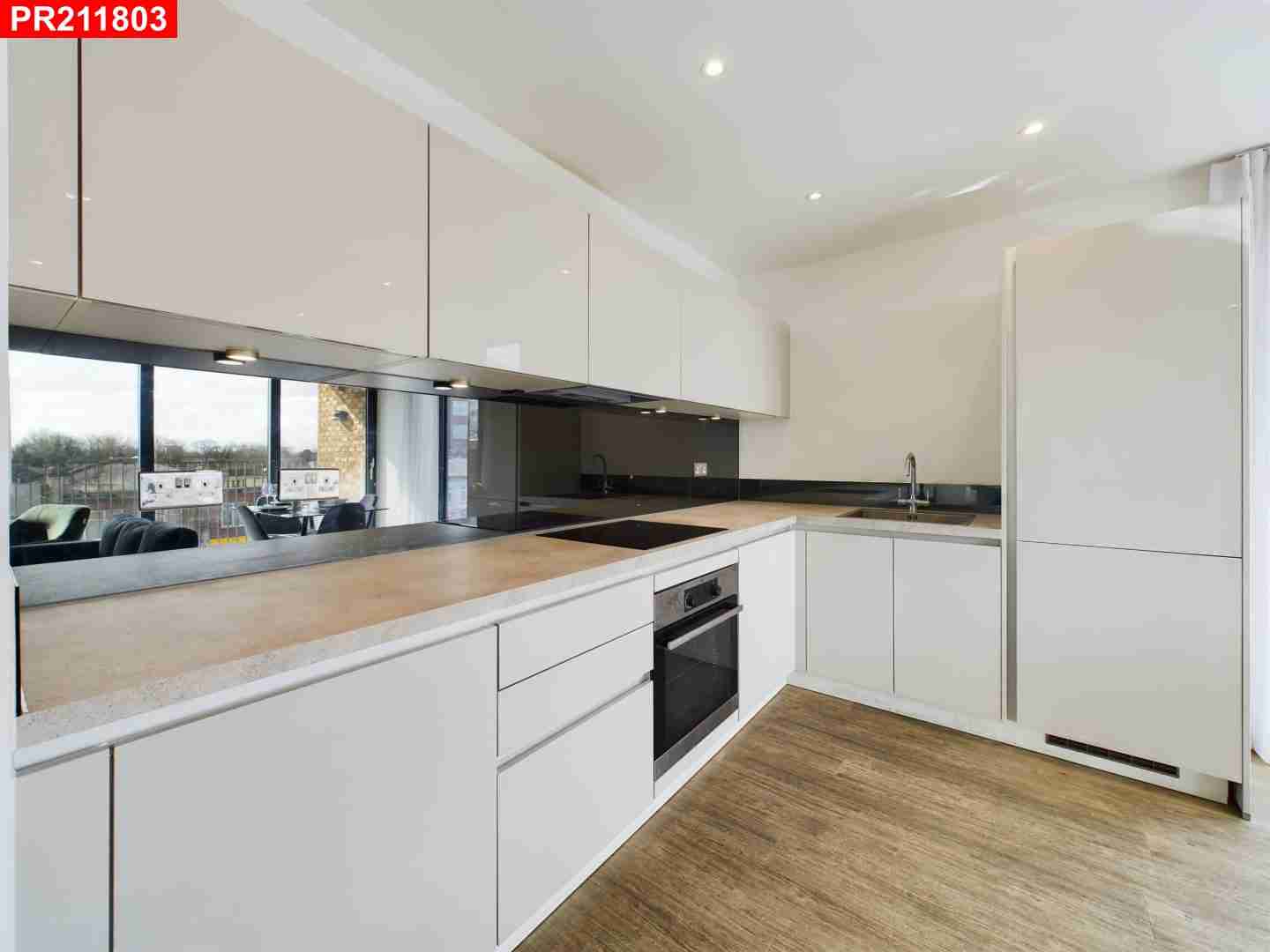 Flat Fairfield Avenue in Staines-upon-Thames