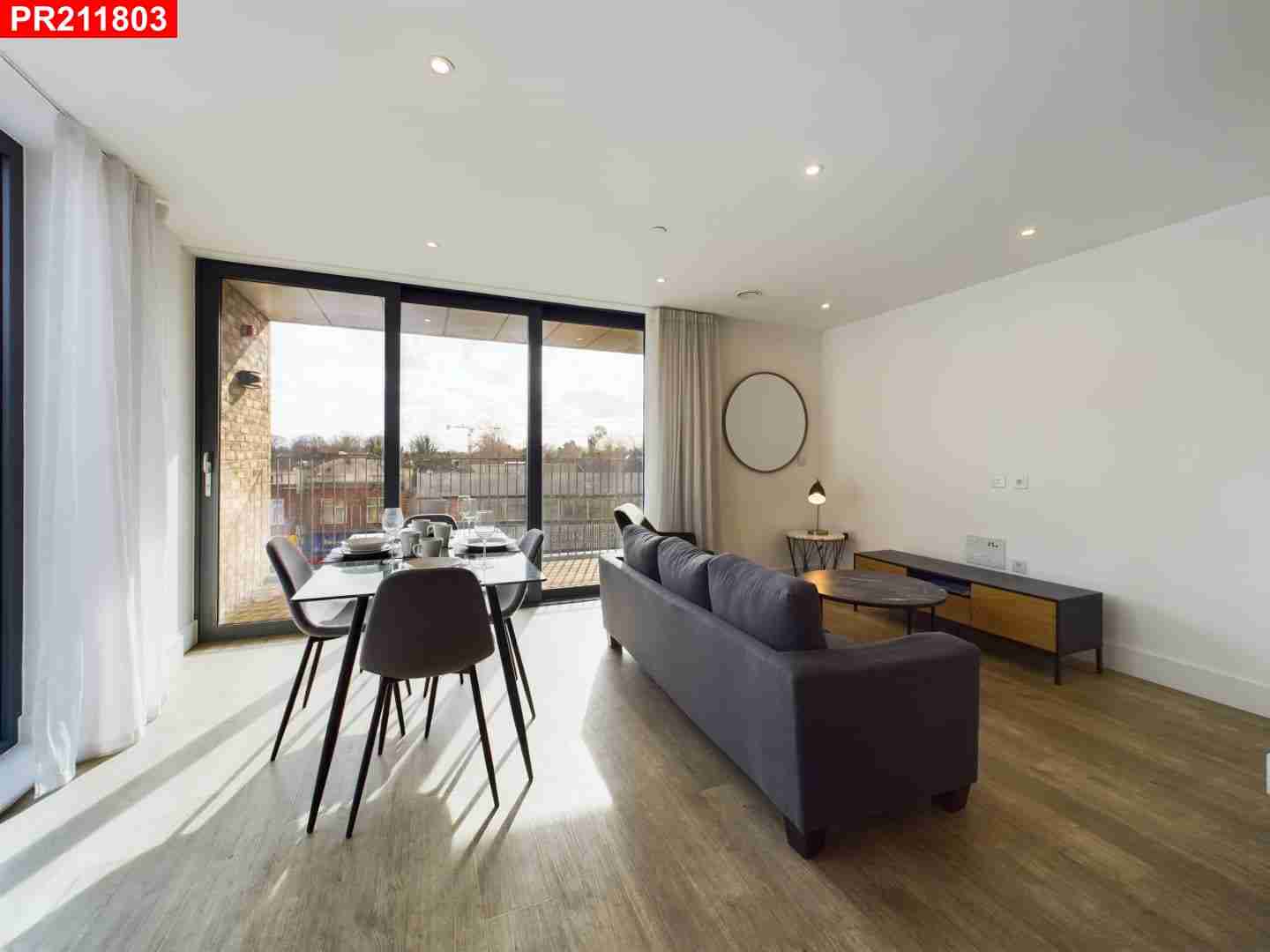 Flat Fairfield Avenue in Staines-upon-Thames