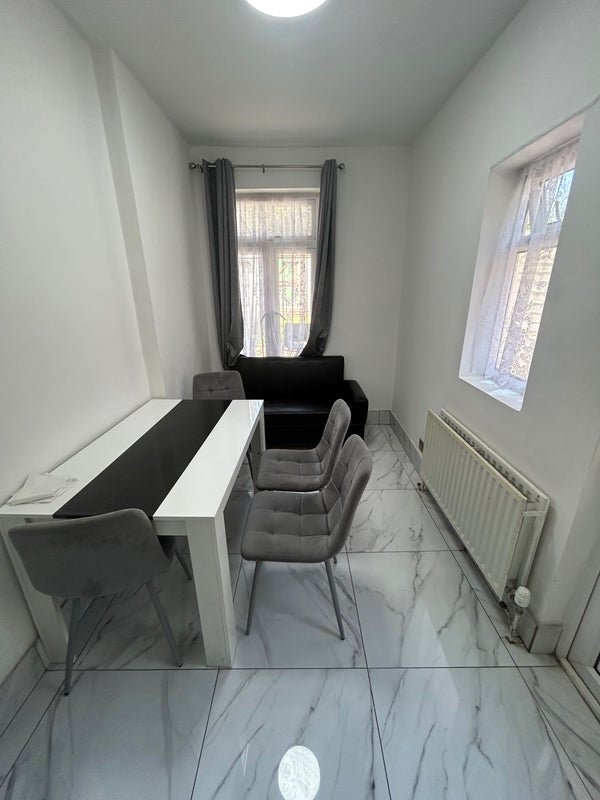 Room Grange Road in Greater London
